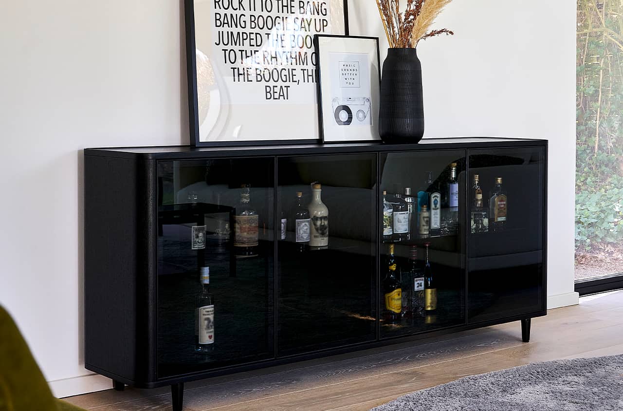 Sideboard in dunklem Design mit klarer, eleganter Ausstrahlung.